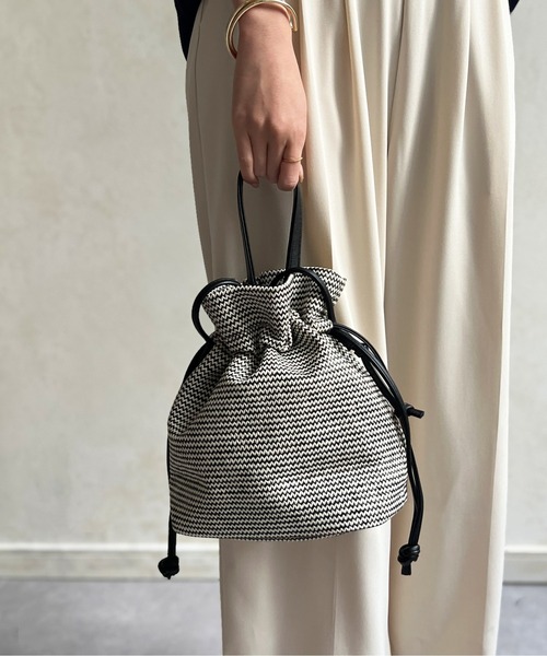 Chez toi(シェトワ)の「雑材巾着2WAYショルダー(ショルダーバッグ・レディース・ブラック/モカ/ベージュ・FREE)」の2枚目の写真