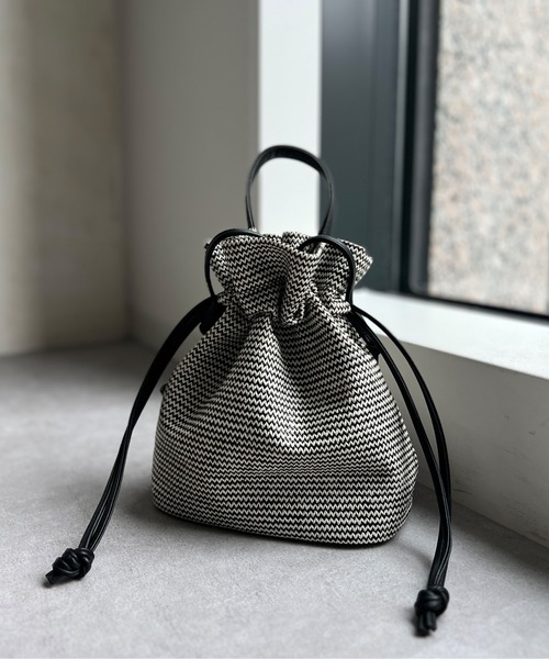 Chez toi(シェトワ)の「雑材巾着2WAYショルダー(ショルダーバッグ・レディース・ブラック/モカ/ベージュ・FREE)」の4枚目の写真