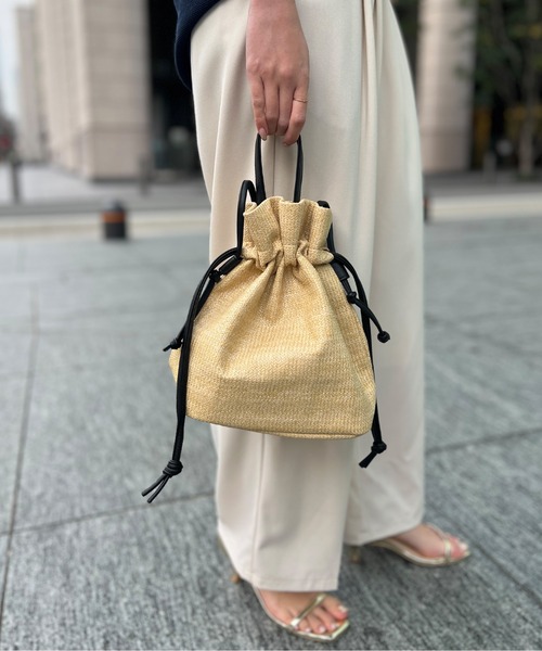 Chloé ベージュ 巾着型ショルダーバッグ Chloé ベージュ 巾着型ショルダーバッグ ベージュ ストロー