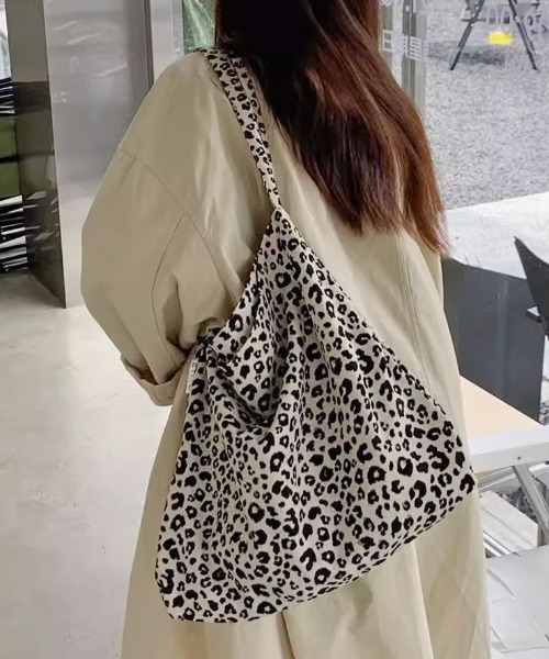 Vipoa(ヴィポア)の「Retro leopard big shoulder bag(トートバッグ・レディース・アイボリー/ブラウン・FREE)」の6枚目の写真