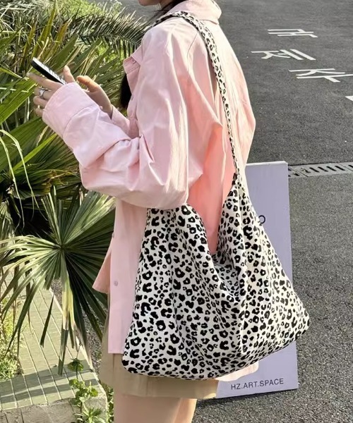 Vipoa(ヴィポア)の「Retro leopard big shoulder bag(トートバッグ・レディース・アイボリー/ブラウン・FREE)」の5枚目の写真