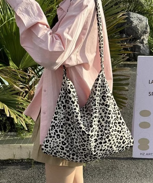 Vipoa(ヴィポア)の「Retro leopard big shoulder bag(トートバッグ・レディース・アイボリー/ブラウン・FREE)」の4枚目の写真