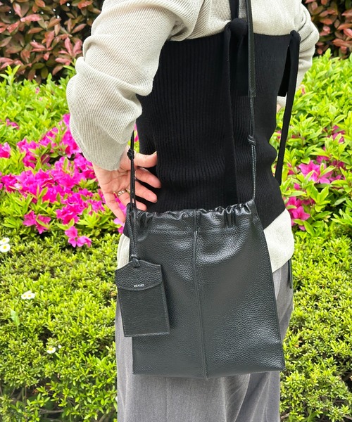 Beau're(ヴュレ)の「BEAURE ヴュレ カウレザー パスケース付き 薄マチ 巾着 ショルダー バッグ(ショルダーバッグ・レディース・キャメル/アイボリー/ブラック・FREE)」の3枚目の写真