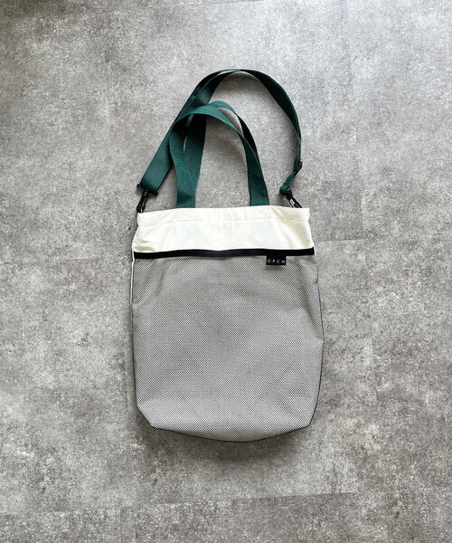 CPCM（シーピーシーエム）の「【ASUKA's企画】撥水ナイロン2WAYバッグ（ショルダーバッグ・レディース・ネイビー/アイボリー/チャコールグレー・FREE）」の12枚目の写真