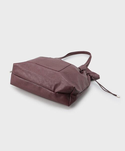 OPAQUE.CLIP（オペークドットクリップ）の「【A4サイズ対応】ソフト合皮巾着ドローストリングトートバッグ（トートバッグ・レディース・ブラック/ブラウン系/シルバー/ライトグレー/ボルドー・00）」の10枚目の写真