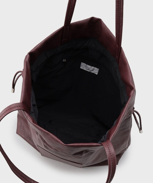 OPAQUE.CLIP（オペークドットクリップ）の「【A4サイズ対応】ソフト合皮巾着ドローストリングトートバッグ（トートバッグ・レディース・ブラック/ブラウン系/シルバー/ライトグレー/ボルドー・00）」の11枚目の写真