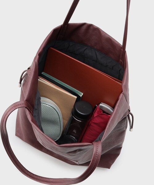 OPAQUE.CLIP（オペークドットクリップ）の「【A4サイズ対応】ソフト合皮巾着ドローストリングトートバッグ（トートバッグ・レディース・ブラック/ブラウン系/シルバー/ライトグレー/ボルドー・00）」の16枚目の写真