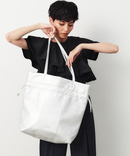 OPAQUE.CLIP（オペークドットクリップ）の「【A4サイズ対応】ソフト合皮巾着ドローストリングトートバッグ（トートバッグ・レディース・ブラック/ブラウン系/シルバー/ライトグレー/ボルドー・00）」の20枚目の写真