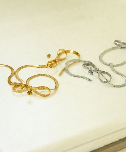 sowi（ソーイ）の「サージカルステンレス　リボン　ピアス（ピアス（両耳用）・レディース・ゴールド/シルバー・ﾌﾘ-）」の4枚目の写真