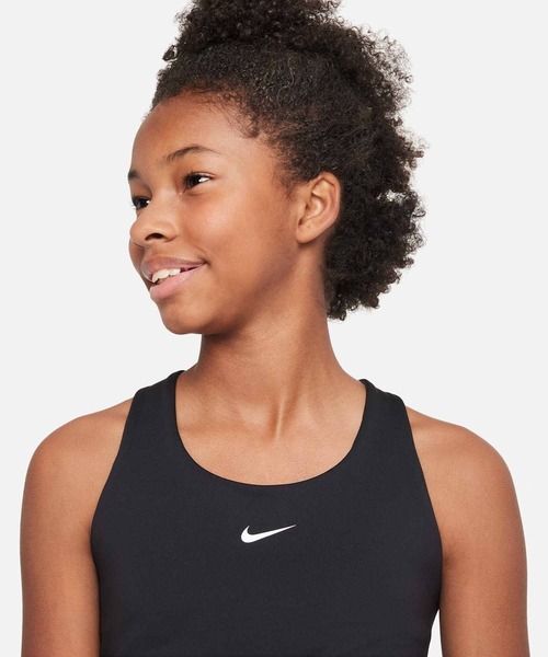 NIKE（ナイキ）の「ナイキ Dri-FIT スウッシュ ジュニア (ガールズ) タンクトップ スポーツブラ / Nike Dri-FIT Swoosh Big Kids' (Girls') Tank Sports Bra FB2264-010 Black（タンクトップ・キッズ・ブラック・L/M/S/XL/XS）」の4枚目の写真