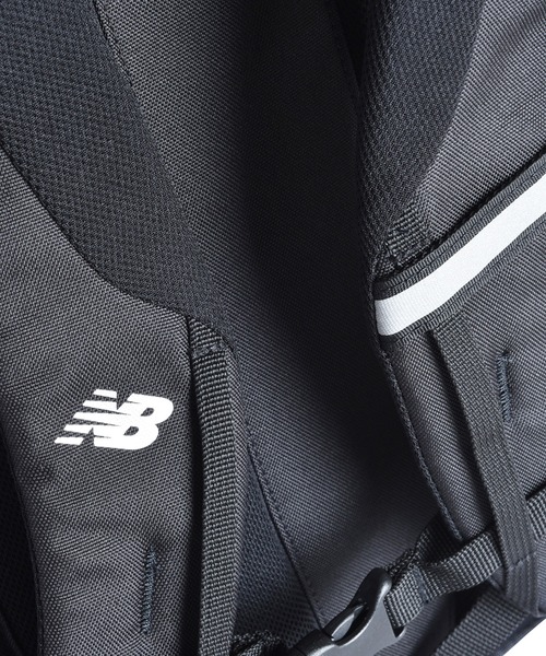 NEW BALANCE(ニューバランス)の「トップローディングバックパック20L(バックパック/リュック・メンズ・ブラック/グリーン系カモフラージュ/ブラック×ホワイト・ONE SIZE)」の8枚目の写真