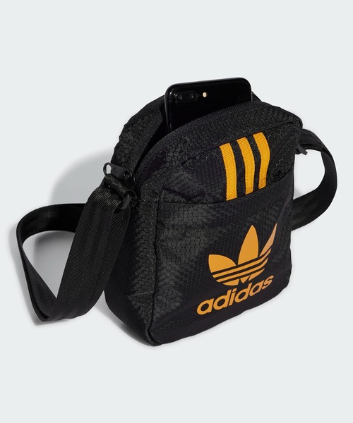 adidas（アディダス）の「スモールアイテム バッグ / アディダスオリジナルス adidas Originals（ショルダーバッグ・メンズ・ブラック・FREE）」の4枚目の写真