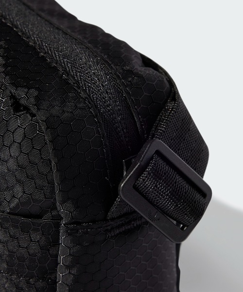 adidas（アディダス）の「スモールアイテム バッグ / アディダスオリジナルス adidas Originals（ショルダーバッグ・メンズ・ブラック・FREE）」の6枚目の写真