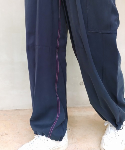 Q（キュー）の「カーゴワイドパンツ（カーゴパンツ・レディース・オリーブ/ネイビー・MEDIUM）」の8枚目の写真