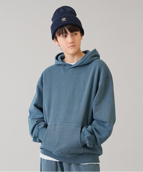 GLAZOS(グラソス)の「【大人向けサイズあり】裏毛・ピグメント加工刺繍ロゴパーカー(パーカー・キッズ・グリーン/チャコールグレー/ブルー・S/LL/L/M)」の1枚目の写真