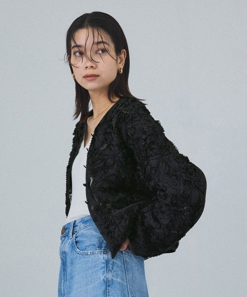 SALON adam et rope'(サロン アダム エ ロペ)の「フラワーフリルノーカラージャケット(カーディガン/ボレロ・レディース・ブラック/オフホワイト・FREE)」の3枚目の写真