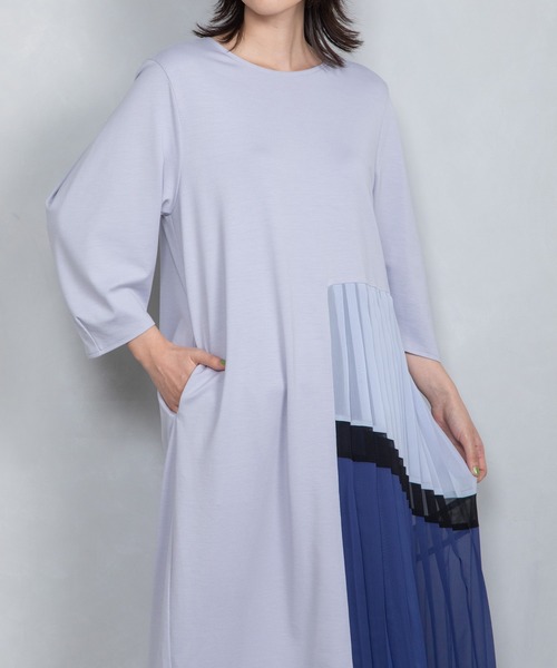 MARECHAL TERRE（マルシャルテル）の「サイドプリーツワンピース（ワンピース・レディース・グレー/ブラック/グレイッシュベージュ/ライトブルー・MEDIUM）」の4枚目の写真