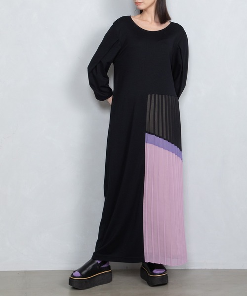 MARECHAL TERRE（マルシャルテル）の「サイドプリーツワンピース（ワンピース・レディース・グレー/ブラック/グレイッシュベージュ/ライトブルー・MEDIUM）」の2枚目の写真