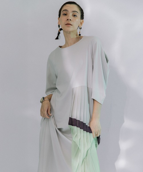 MARECHAL TERRE（マルシャルテル）の「サイドプリーツワンピース（ワンピース・レディース・グレー/ブラック/グレイッシュベージュ/ライトブルー・MEDIUM）」の17枚目の写真