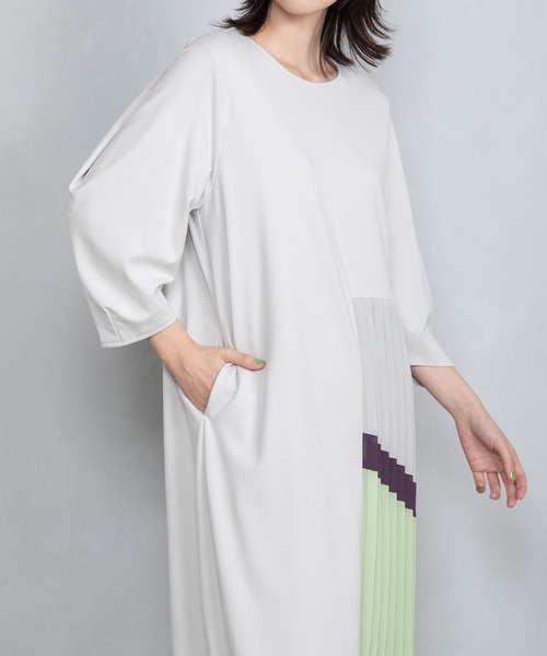 MARECHAL TERRE（マルシャルテル）の「サイドプリーツワンピース（ワンピース・レディース・グレー/ブラック/グレイッシュベージュ/ライトブルー・MEDIUM）」の21枚目の写真