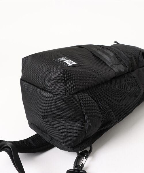 NEW ERA(ニューエラ)の「NEW ERA/ニューエラ Sling Body Bag 12L(ボディバッグ/ウエストポーチ・メンズ・ブラック/ブラック系その他・FREE)」の3枚目の写真