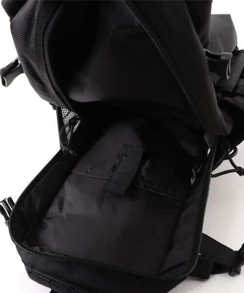 NEW ERA(ニューエラ)の「NEW ERA/ニューエラ Sling Body Bag 12L(ボディバッグ/ウエストポーチ・メンズ・ブラック/ブラック系その他・FREE)」の4枚目の写真