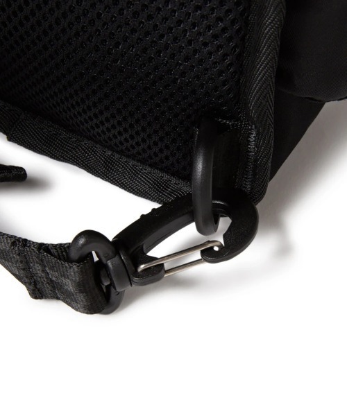 NEW ERA(ニューエラ)の「NEW ERA/ニューエラ Sling Body Bag 12L(ボディバッグ/ウエストポーチ・メンズ・ブラック/ブラック系その他・FREE)」の14枚目の写真