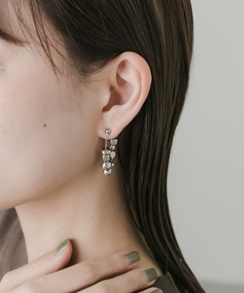 SMELLY(スメリー)の「ニュアンスメタルビーズピアス(ピアス(両耳用)・レディース・シルバー・-)」の5枚目の写真