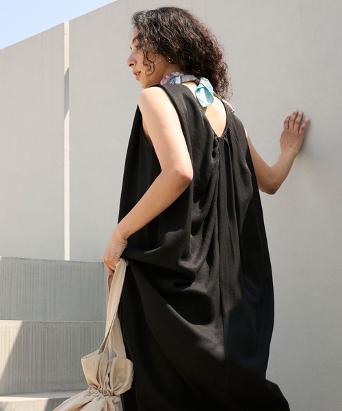 Stroove(ストルーヴ)の「Back design relaxed sleeveless long one-piece / バックデザイン リラックス ノースリーブ ロング ワンピース(ワンピース・レディース・ブラック/テラコッタ/ライトグリーン・FREE)」の7枚目の写真