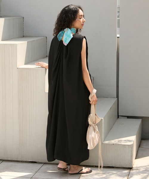 エレガントノースリーブ サマーフローラルスリップ ワンピース Back design relaxed sleeveless long one-piece / バック
