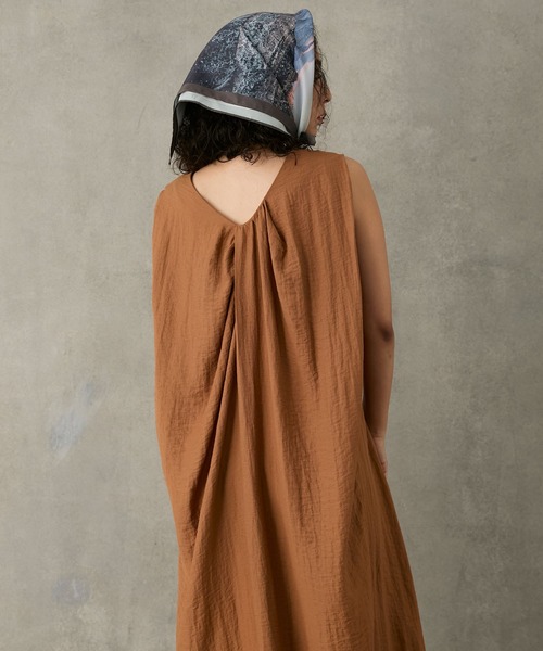 ブラウンのノースリーブロングワンピース セール】Back design relaxed sleeveless long one-piece
