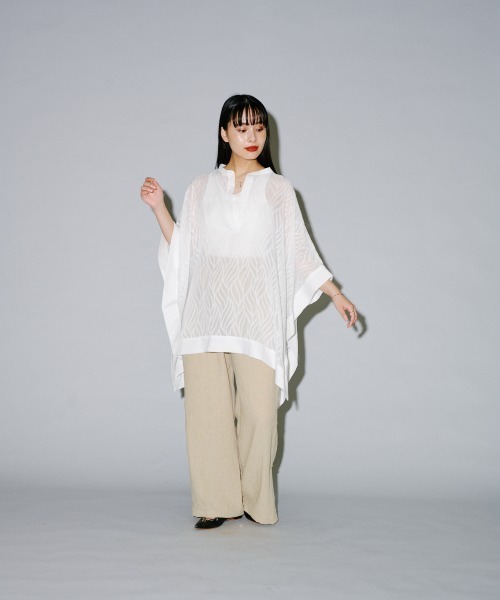 terrace(テラス)の「シアージャカードスクエアポンチョ(シャツ/ブラウス・レディース・オフホワイト/ブラック/ベージュ系その他・MEDIUM)」の13枚目の写真