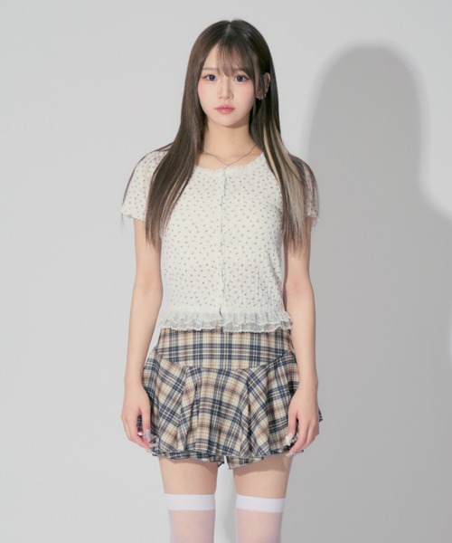 ALLuRing ChaRm（アリュリングチャーム）の「Floral Frill Cardigan / 花柄フリルカーディガン 小花柄（カーディガン/ボレロ・レディース・ホワイト/ピンク/ブルー・FREE）」の4枚目の写真