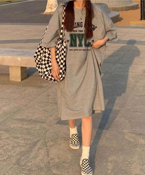 maison de LATIR(メゾンドラティール)の「夏服シンプルロゴで着やすい。大人カジュアルTシャツ半袖ワンピース(ワンピース・レディース・ブルー/グレー/グリーン/ホワイト・FREE)」の3枚目の写真