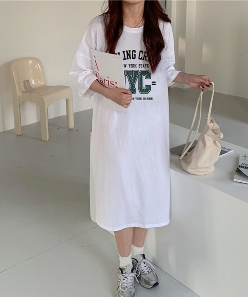 maison de LATIR(メゾンドラティール)の「夏服シンプルロゴで着やすい。大人カジュアルTシャツ半袖ワンピース(ワンピース・レディース・ブルー/グレー/グリーン/ホワイト・FREE)」の2枚目の写真