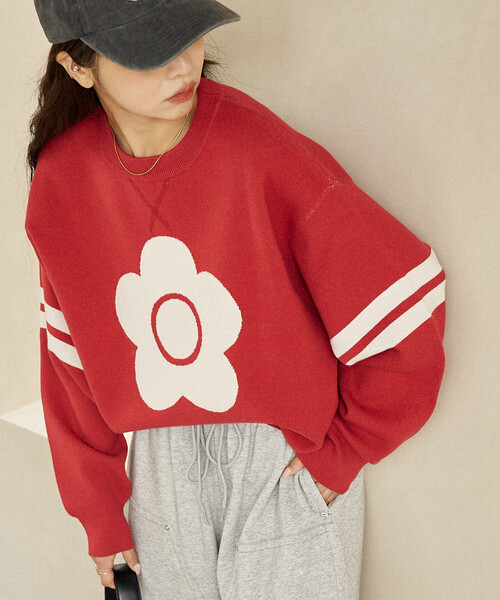 MARY QUANT（マリークワント）の「MARY QUANT × PUBLUX/マリークワント フラワーモチーフ 袖ライン スウェットライクニット　限定展開（ニット/セーター・レディース・ブラック/グリーン/レッド/ネイビー・ﾌﾘ-）」の4枚目の写真