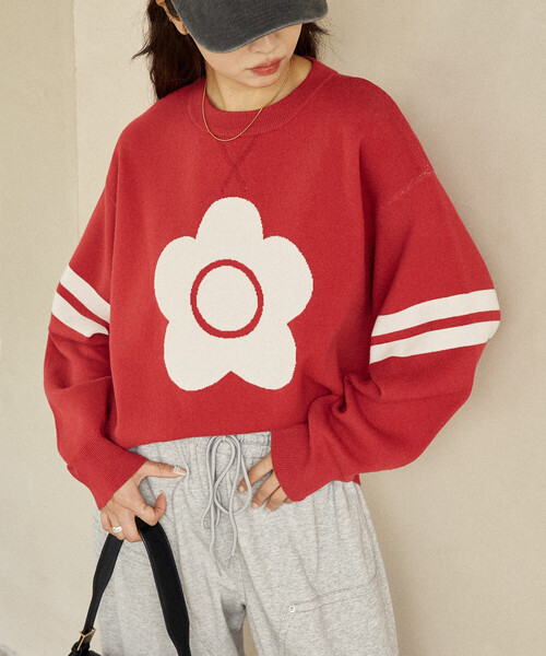 MARY QUANT（マリークワント）の「MARY QUANT × PUBLUX/マリークワント フラワーモチーフ 袖ライン スウェットライクニット　限定展開（ニット/セーター・レディース・ブラック/グリーン/レッド/ネイビー・ﾌﾘ-）」の5枚目の写真