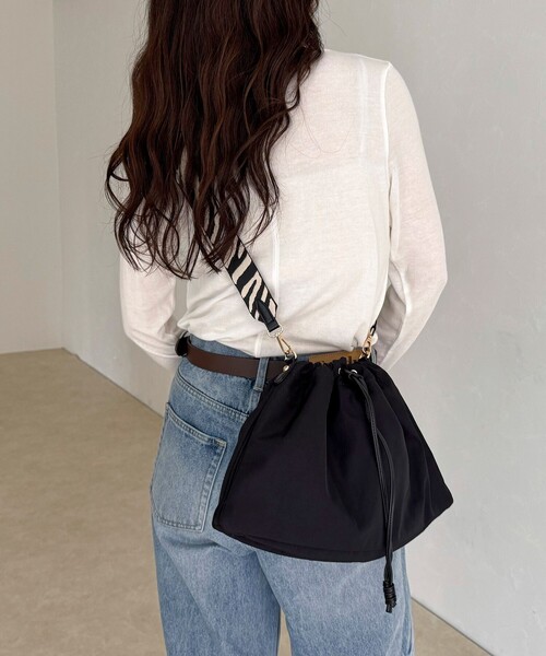 fredy emue(フレディエミュ)の「ジャガードショルダードロスト巾着バッグ(ショルダーバッグ・レディース・ベージュ/ブラウン系その他/ブラック・FREE)」の2枚目の写真