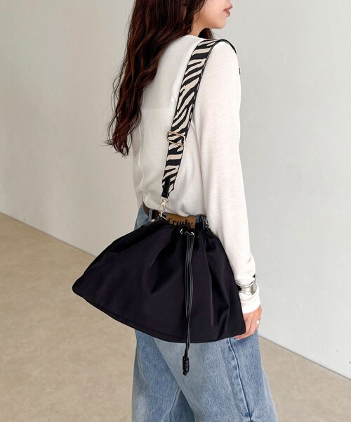 fredy emue(フレディエミュ)の「ジャガードショルダードロスト巾着バッグ(ショルダーバッグ・レディース・ベージュ/ブラウン系その他/ブラック・FREE)」の8枚目の写真