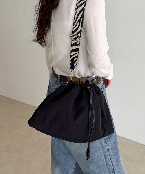 fredy emue(フレディエミュ)の「ジャガードショルダードロスト巾着バッグ(ショルダーバッグ・レディース・ベージュ/ブラウン系その他/ブラック・FREE)」の9枚目の写真