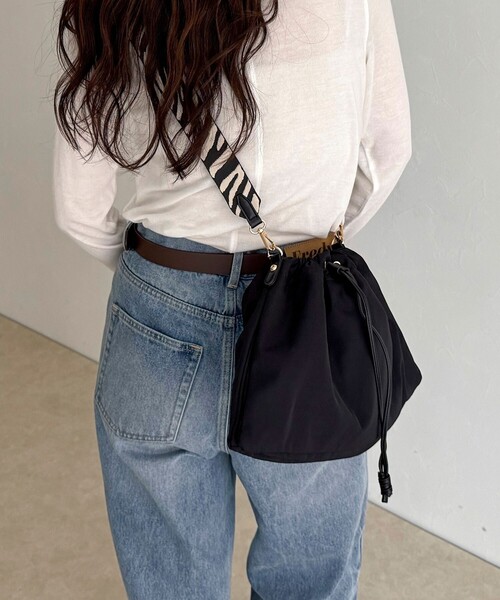 fredy emue(フレディエミュ)の「ジャガードショルダードロスト巾着バッグ(ショルダーバッグ・レディース・ベージュ/ブラウン系その他/ブラック・FREE)」の10枚目の写真