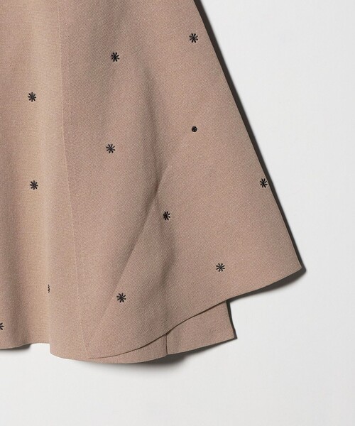 UNITED ARROWS(ユナイテッドアローズ)の「エンブロイダリー フラワー ケープニット ‐ウォッシャブル‐(ニット/セーター・レディース・ネイビー/ベージュ/ブラック・FREE)」の18枚目の写真