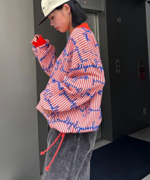 SOUNDSGOOOOD(サウンズグッド)の「【SOUNDS GOOOOD】総柄ロゴ刺繍シアーVニットソー(ニット/セーター・レディース・オレンジ・ONE SIZE)」の5枚目の写真