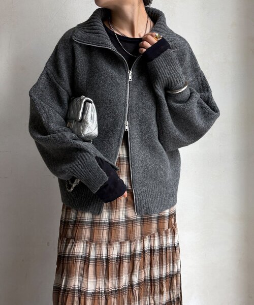DouDou（ドゥドゥ）の「【WEB限定】ダブルジップニットブルゾン（カーディガン/ボレロ・レディース・ベージュ/チャコールグレー/ブラック・FREE）」の2枚目の写真