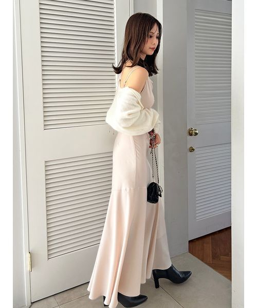 SNIDEL（スナイデル）の「サテンマーメイドキャミワンピース（ワンピース・レディース・アイボリー/ライトピンク/ネイビー・0/1）」の13枚目の写真