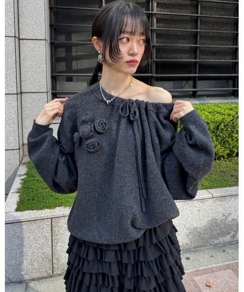 LE CIEL BLEU（ルシェルブルー）の「ギャザードネックラインプルオーバー / Gathered Neckline Pullover（ニット/セーター・レディース・チャコールグレー/ブラック・36）」の2枚目の写真