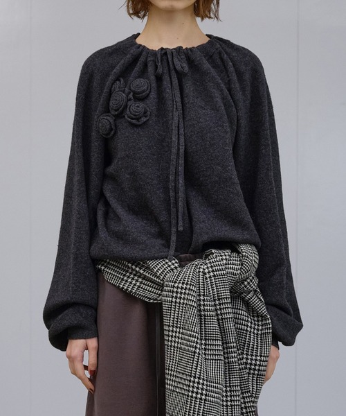 LE CIEL BLEU（ルシェルブルー）の「ギャザードネックラインプルオーバー / Gathered Neckline Pullover（ニット/セーター・レディース・チャコールグレー/ブラック・36）」の3枚目の写真