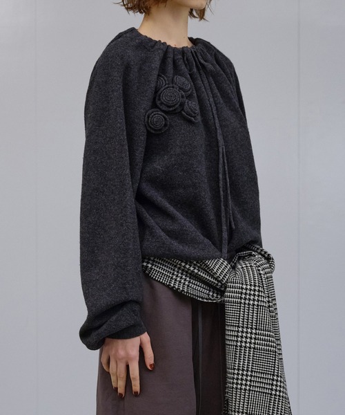 LE CIEL BLEU（ルシェルブルー）の「ギャザードネックラインプルオーバー / Gathered Neckline Pullover（ニット/セーター・レディース・チャコールグレー/ブラック・36）」の4枚目の写真