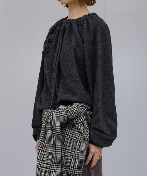 LE CIEL BLEU（ルシェルブルー）の「ギャザードネックラインプルオーバー / Gathered Neckline Pullover（ニット/セーター・レディース・チャコールグレー/ブラック・36）」の5枚目の写真