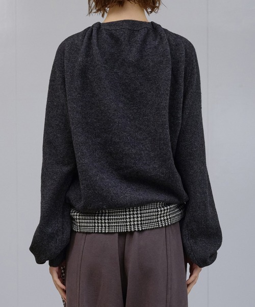 LE CIEL BLEU（ルシェルブルー）の「ギャザードネックラインプルオーバー / Gathered Neckline Pullover（ニット/セーター・レディース・チャコールグレー/ブラック・36）」の12枚目の写真